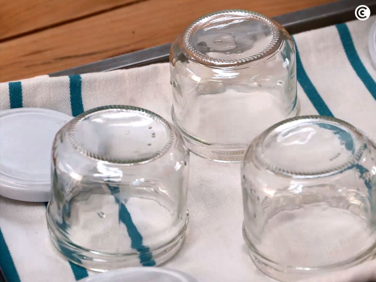 Botes de cristal esterilizados secándose