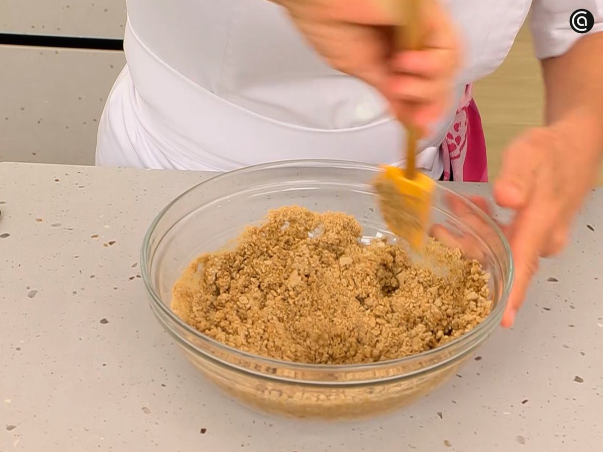 Mezcla bien la mantequilla con las galletas molidas hasta integrar