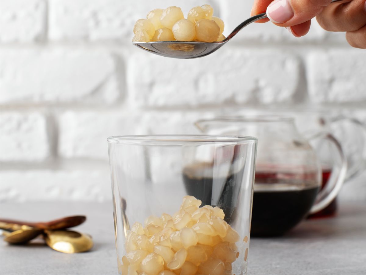Las perlas de tapioca, una vez cocidas, adquieren una textura suave, elástica y ligeramente gelatinosa.