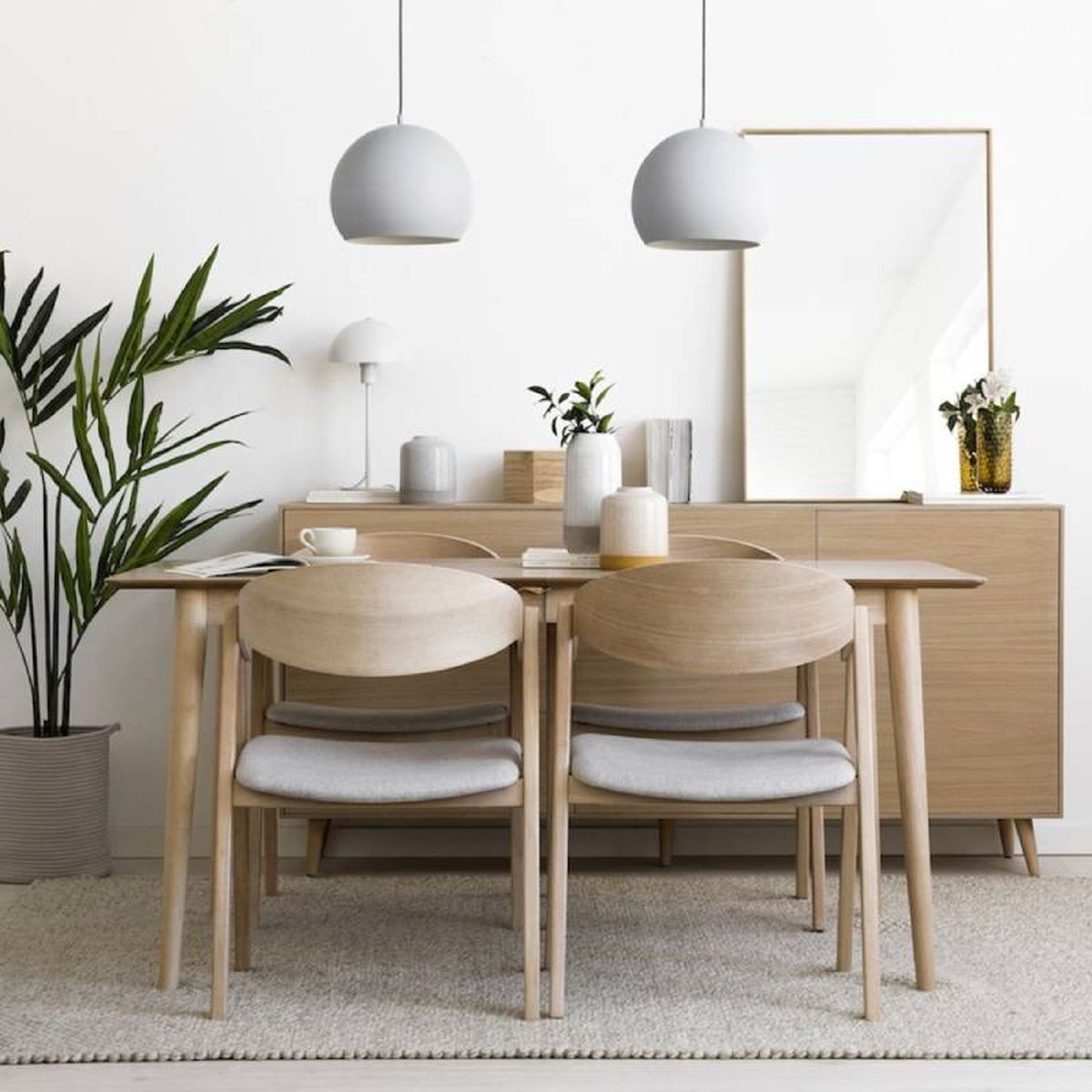 Comedor con mesa rectangular con acabado redondeado.