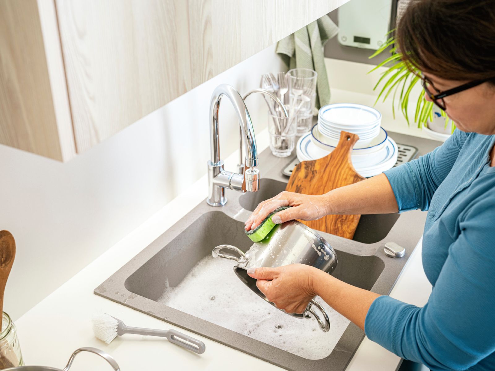 El fregadero limpio es la regla de oro del método FlyLady para mantener la cocina bajo control. El fregadero limpio es la regla de oro del método FlyLady para mantener la cocina bajo control.