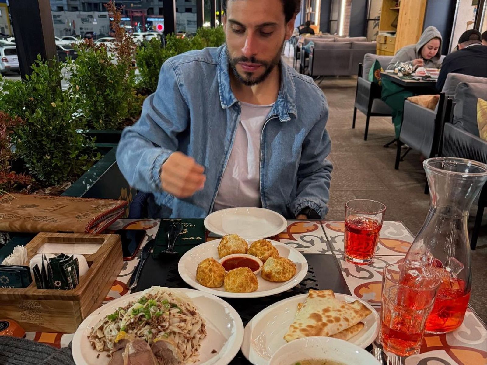 Fabio coincidió en Kirguistán con su amigo Antonio y  pudieron disfrutar de buenas comilonas
