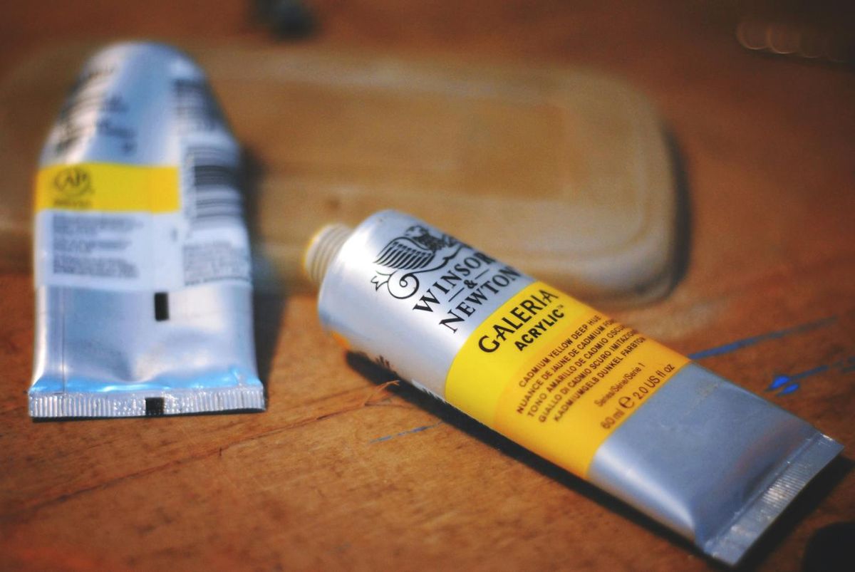Pintura acrílica amarillo cadmio oscuro 'hue' de Winsor & Newton