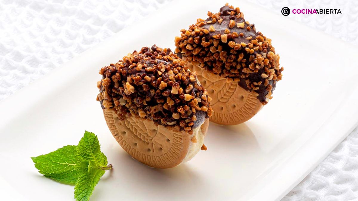 Sándwich helado con cobertura de chocolate y crocanti de Karlos Arguiñano