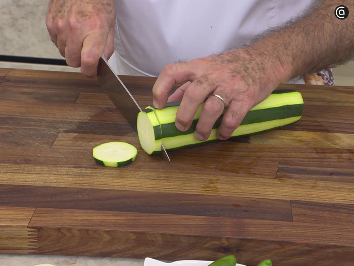 Pela los calabacines dejando una tira de piel sí y otra no