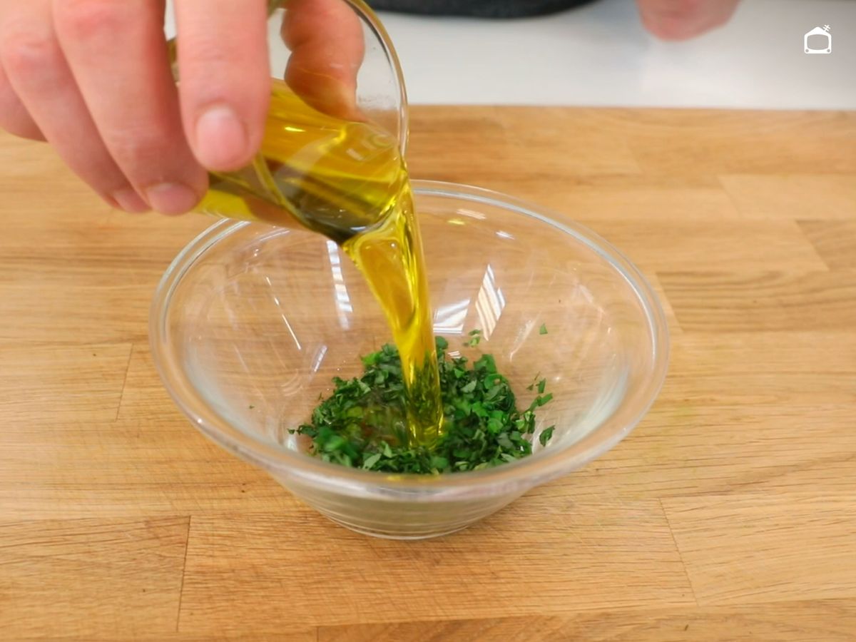 Mezcla la albahaca picada con aceite de oliva