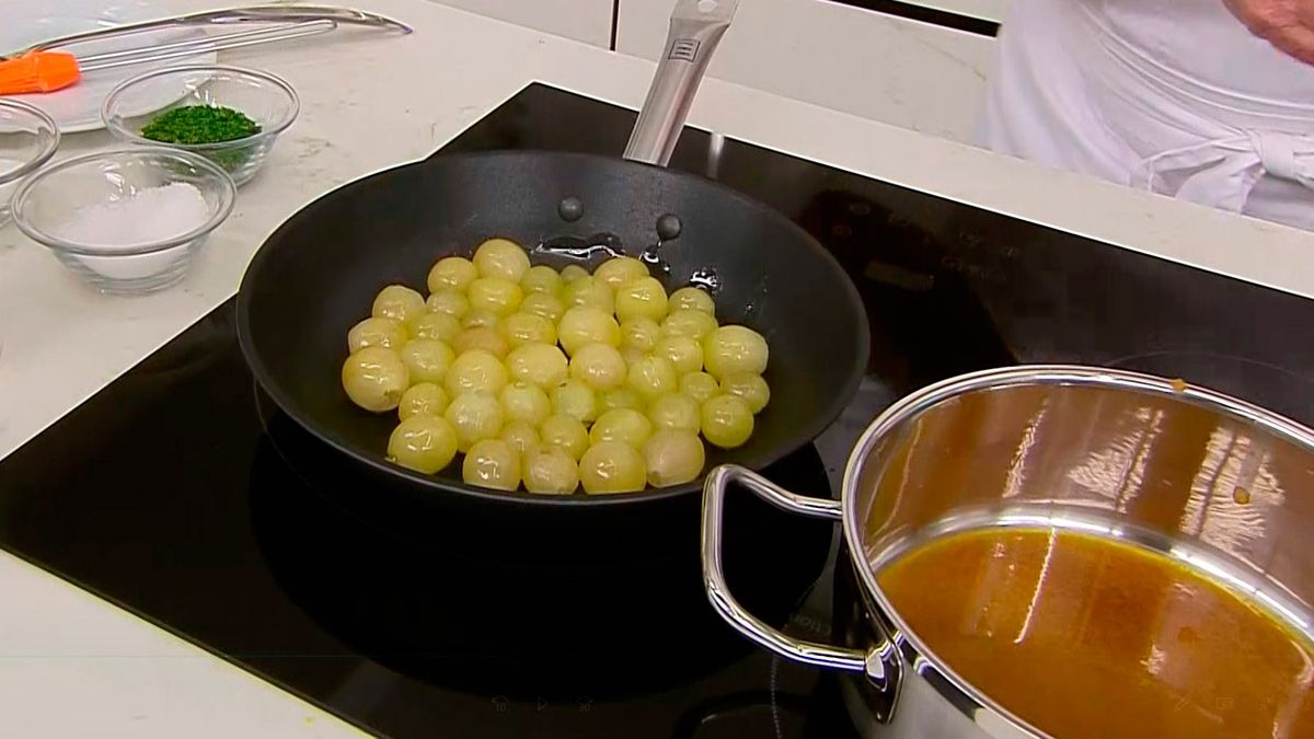 KARL66740320 pollo asado con uvas receta karlos arguinano paso4