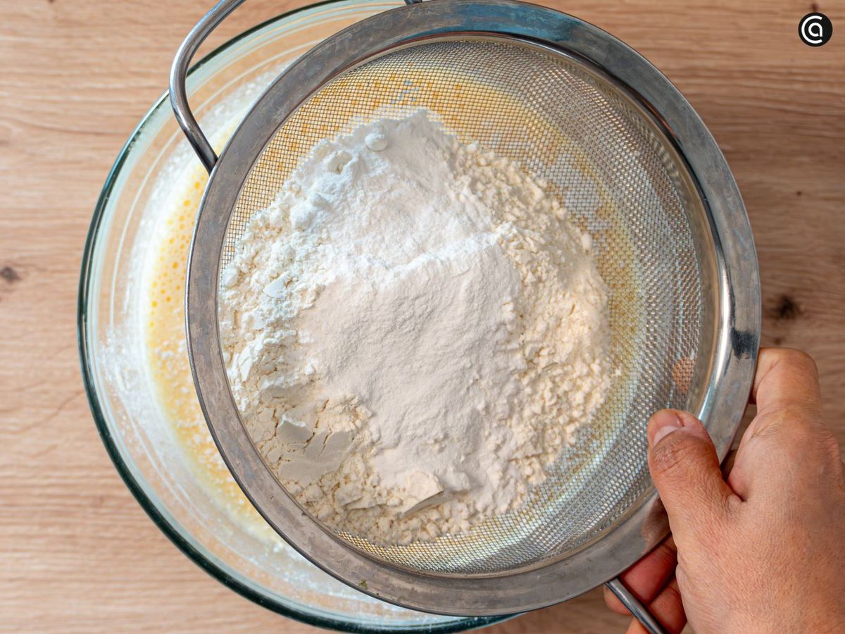 Pasa la harina y la levadura por un colador para airearlas