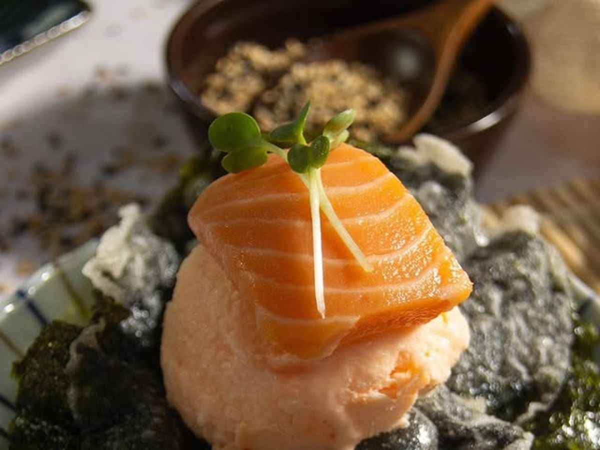 Un bocado inesperado: sashimi de laboratorio sobre alga crujiente y crema suave.