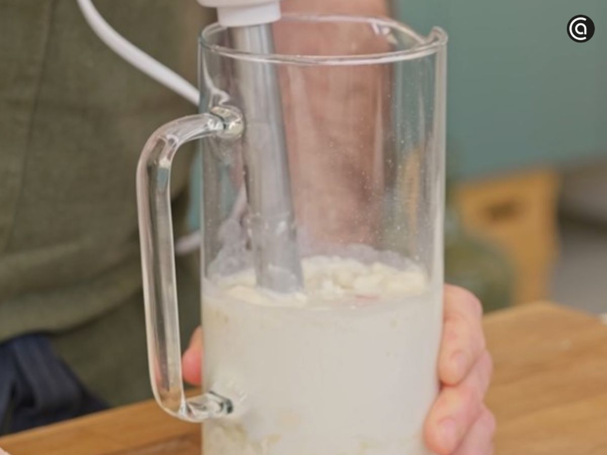 La mezcla se bate hasta obtener una masa líquida, homogénea y sin grumos.