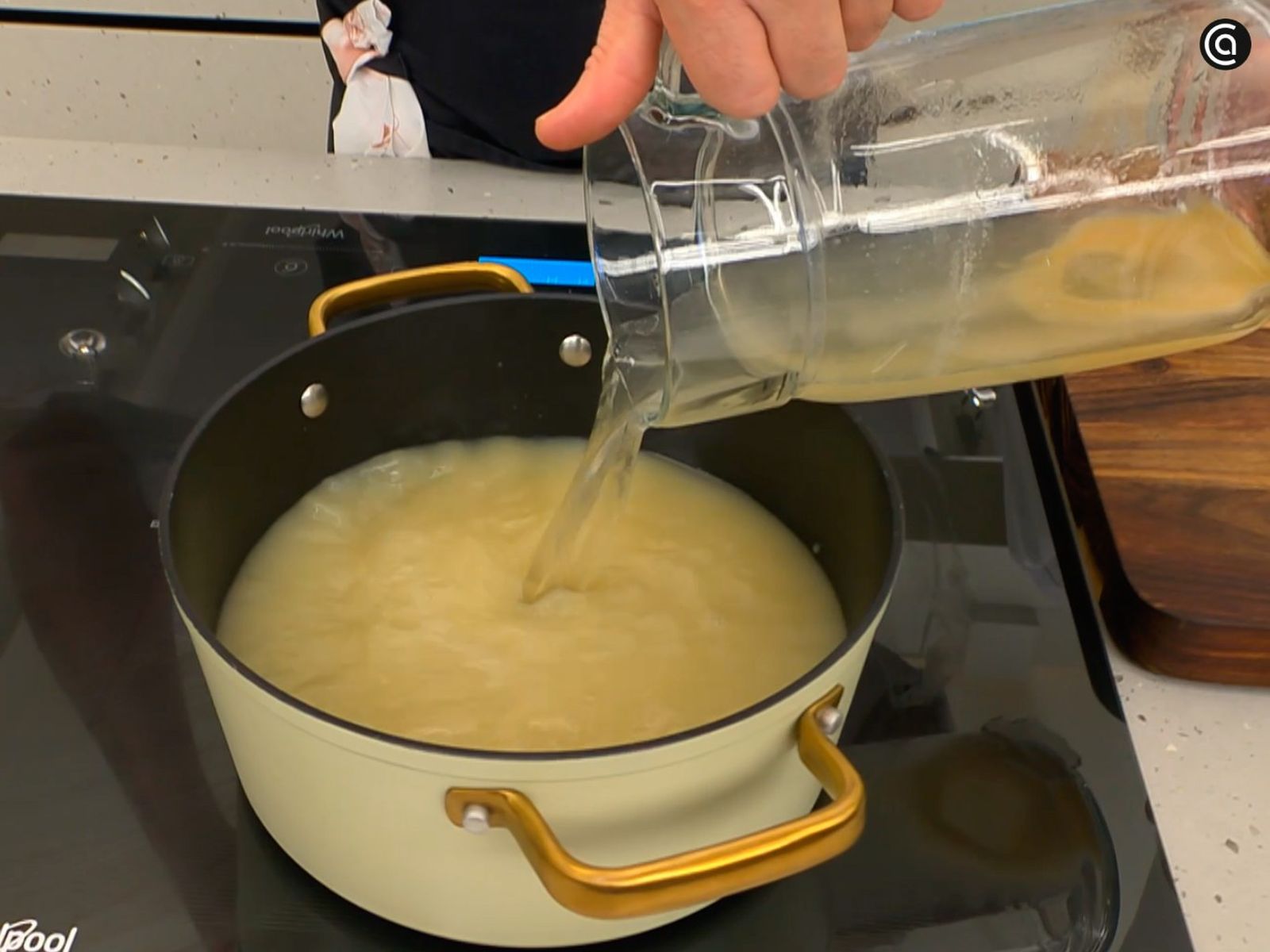 Mezcla el caldo de los mejillones con caldo de pescado y caliéntalo