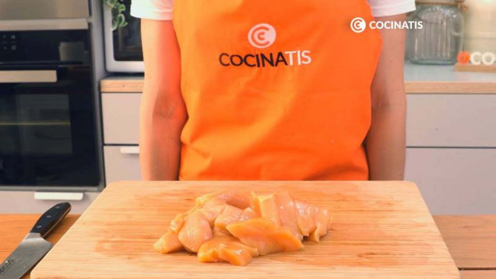 Trocea las pechugas de pollo en tiras Trocea las pechugas de pollo en tiras