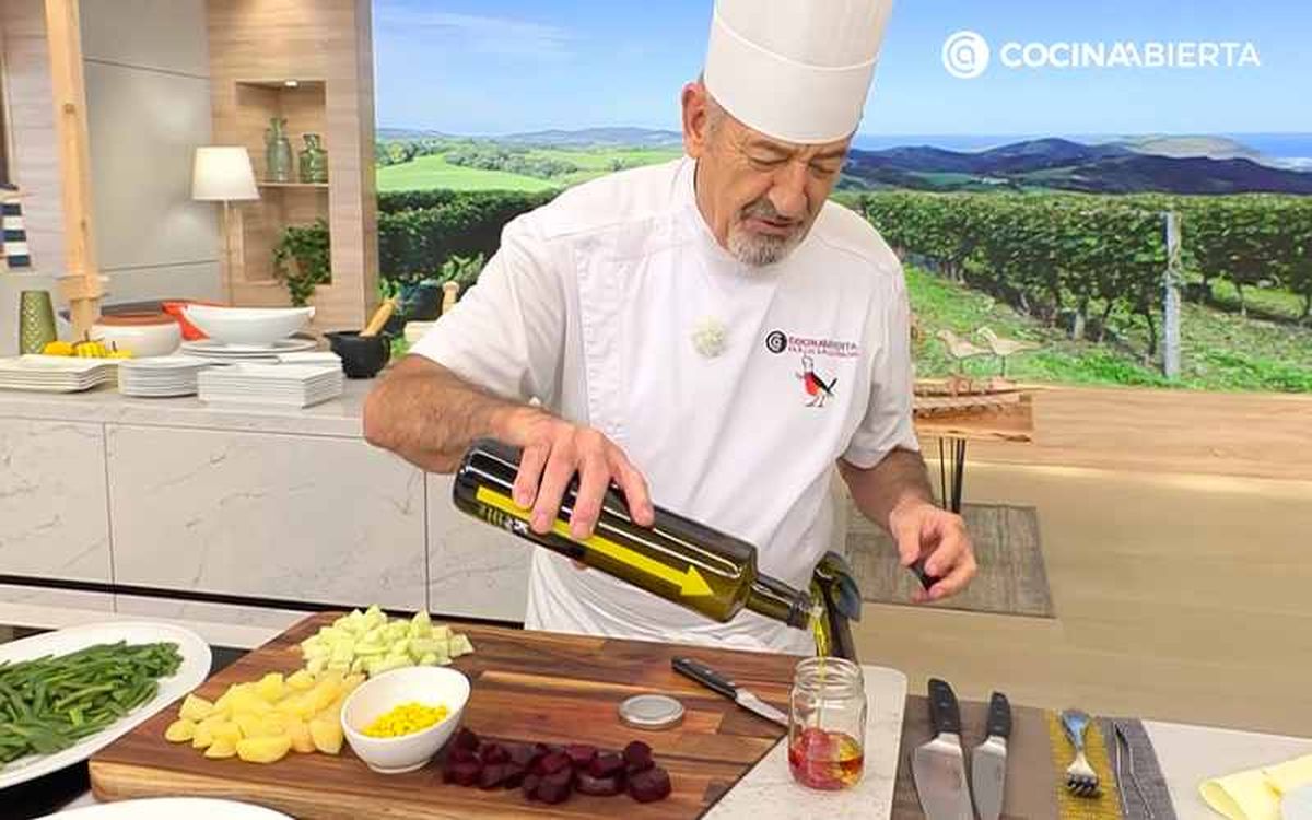 Karlos Arguiñano añade aceite de oliva para hacer el aliño de frambuesas