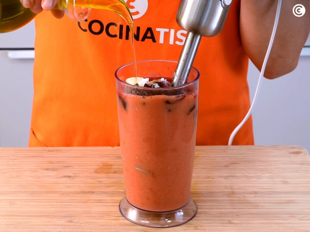 Triturar el gazpacho de remolacha