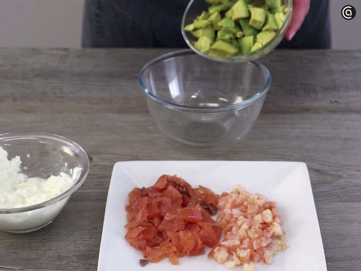Corta el aguacate, el salmón y las gambas en dados