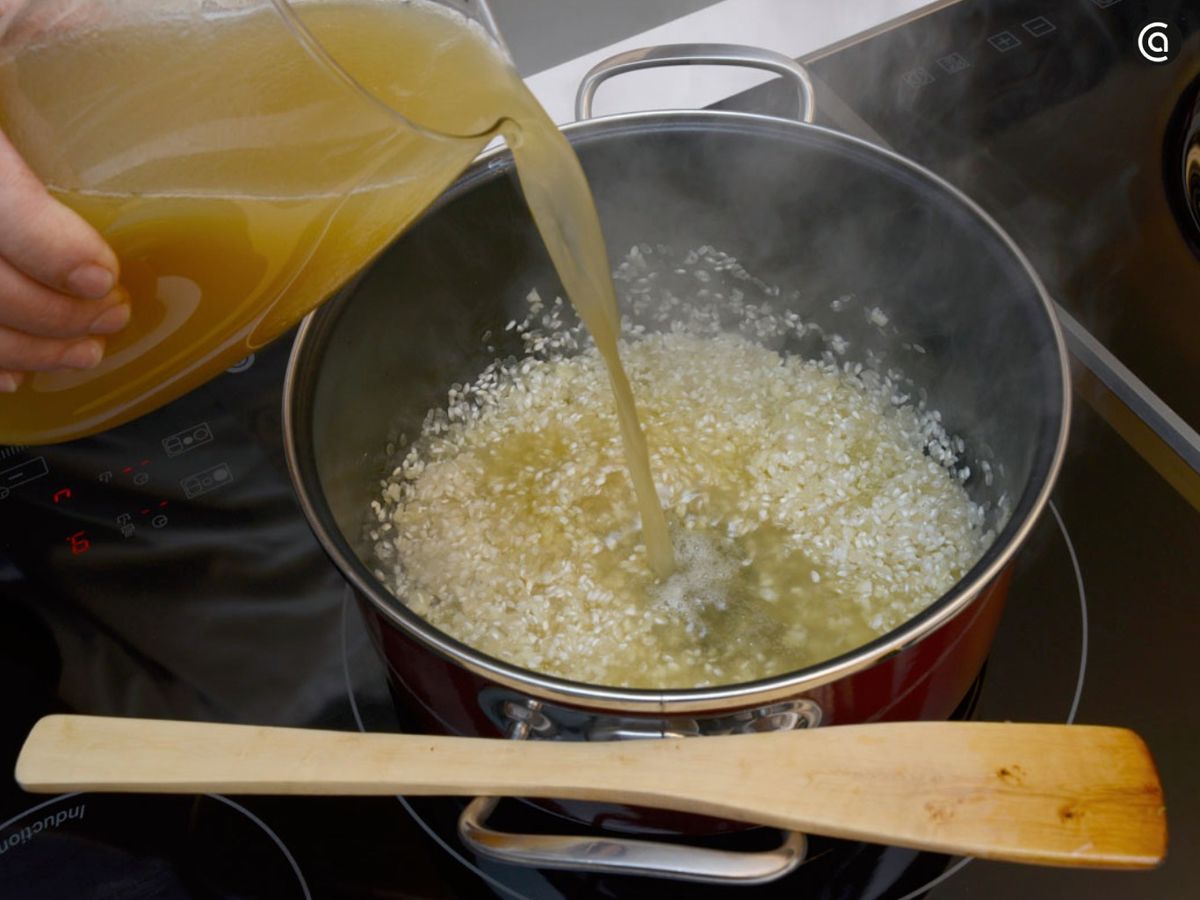 Cocina el arroz con el caldo y rectifica de sal
