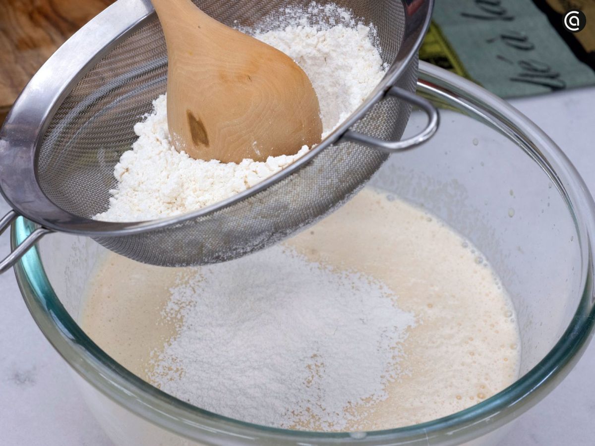 Incorpora el mascarpone, el puré de paraguayo y la harina