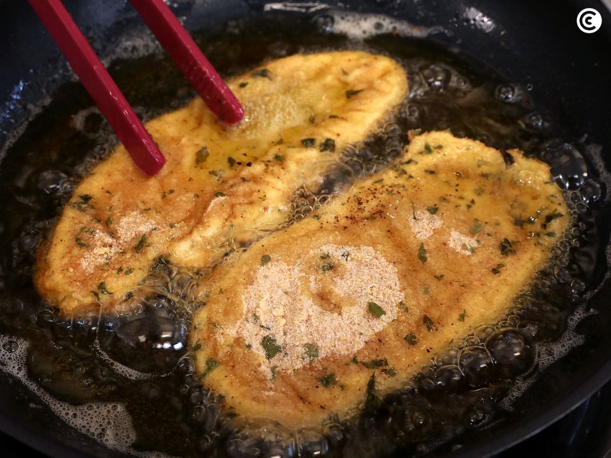 Freír el pollo empanado en abundante aceite caliente