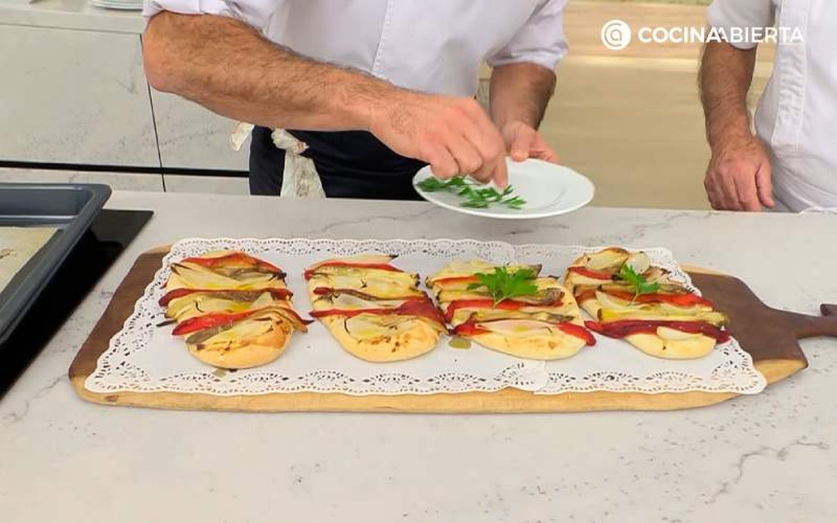 Decora la coca de recapte con una hoja de perejil