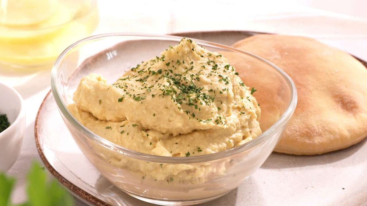 Disfruta de un delicioso hummus de garbanzos, cremoso y lleno de sabor, perfecto para untar o acompañar
