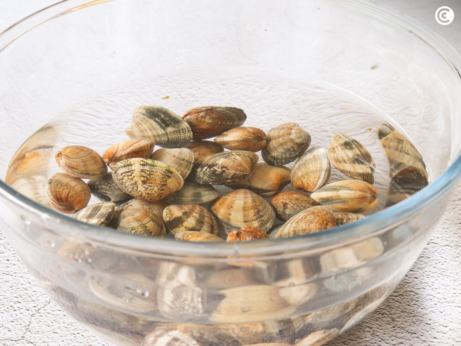 Lavar las almejas para hacerlas al vapor
