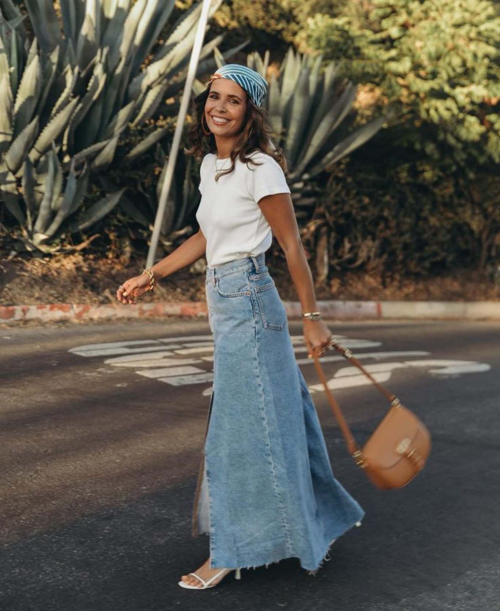 Falda vaquera larga con camiseta blanca y pañuelo. Falda vaquera larga con camiseta blanca y pañuelo.