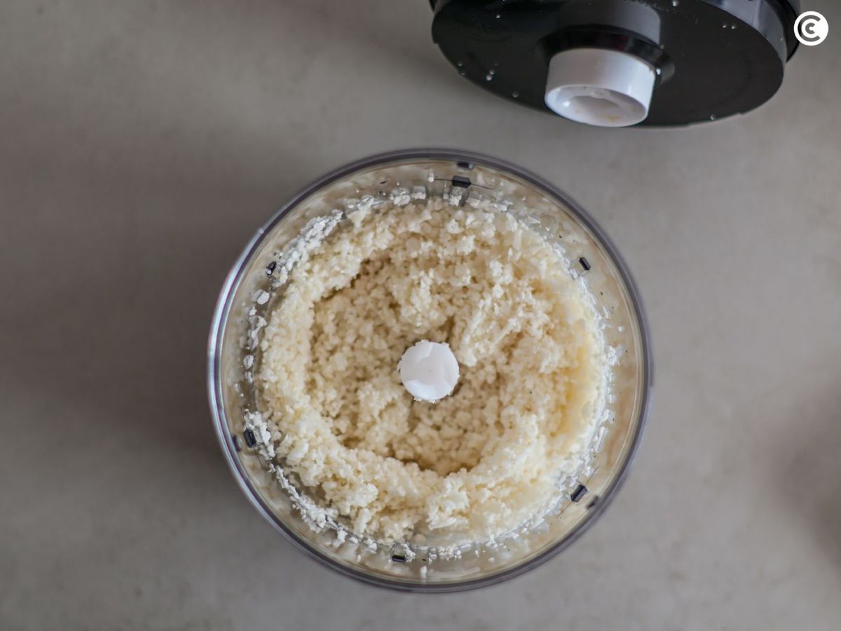 Coliflor triturada para hacer arroz de coliflor