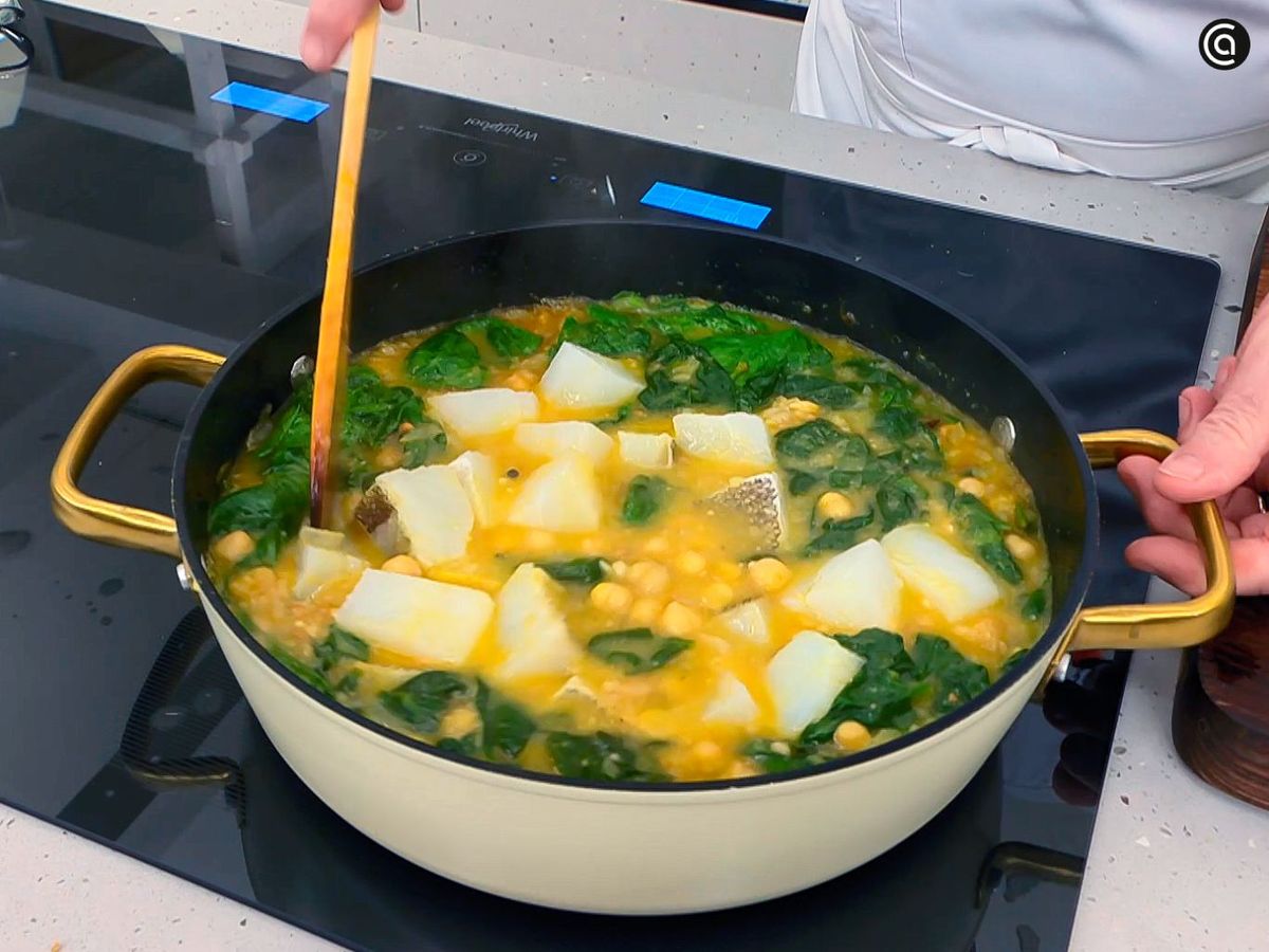 Agrega por último el bacalao al potaje de garbanzos y espinacas Agrega por último el bacalao al potaje de garbanzos y espinacas