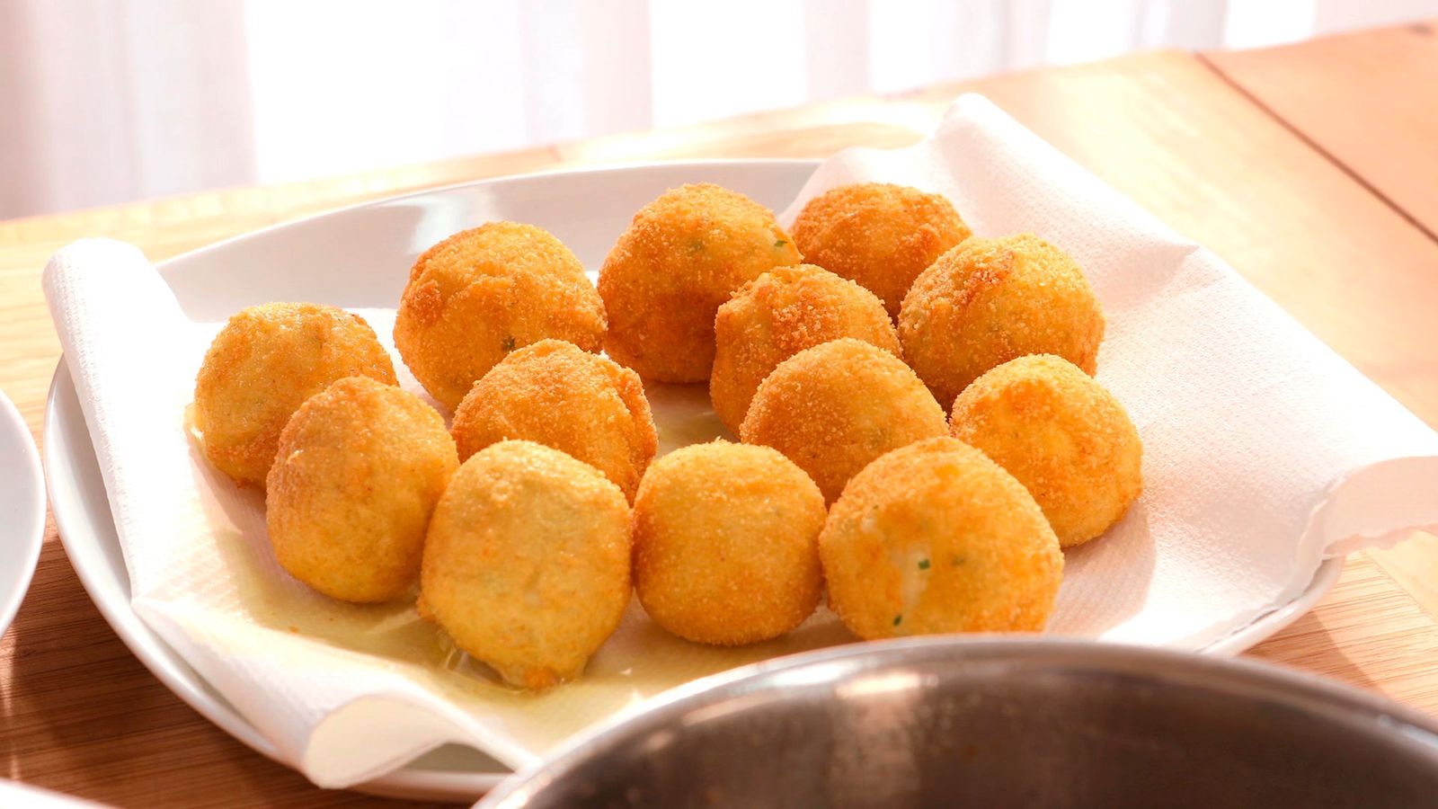 Colócalas en papel absorbente para retirar el exceso de grasa Croquetas de patata y bacalao Paso 6