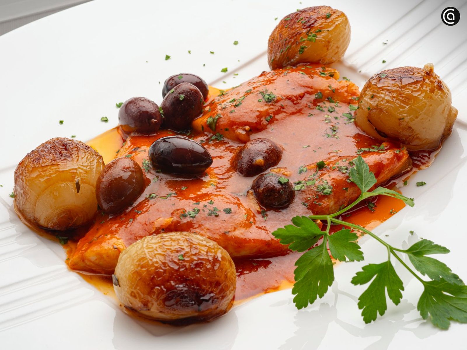 Dorada guisada, receta de Karlos Arguiñano con cebollitas francesas