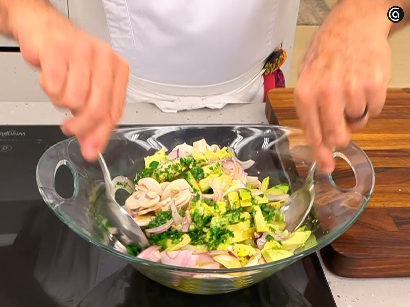 Vierte el zumo de lima sobre los ingredientes y deja que marinen