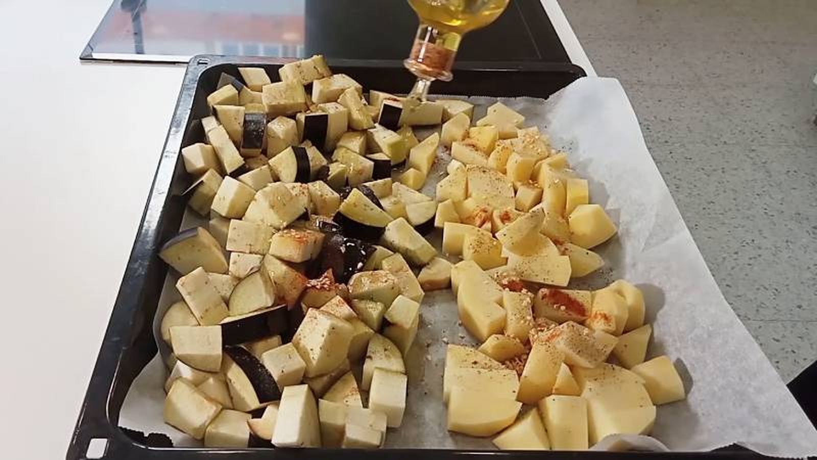 Prepara las berenjenas, las patatas y hornea Prepara las berenjenas, las patatas y hornea
