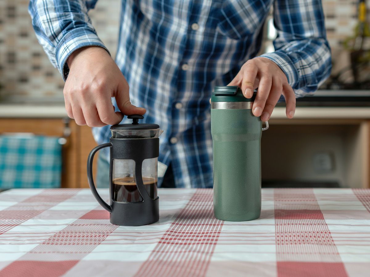 Alternativas para mantener el café caliente sin necesidad de recalentarlo.