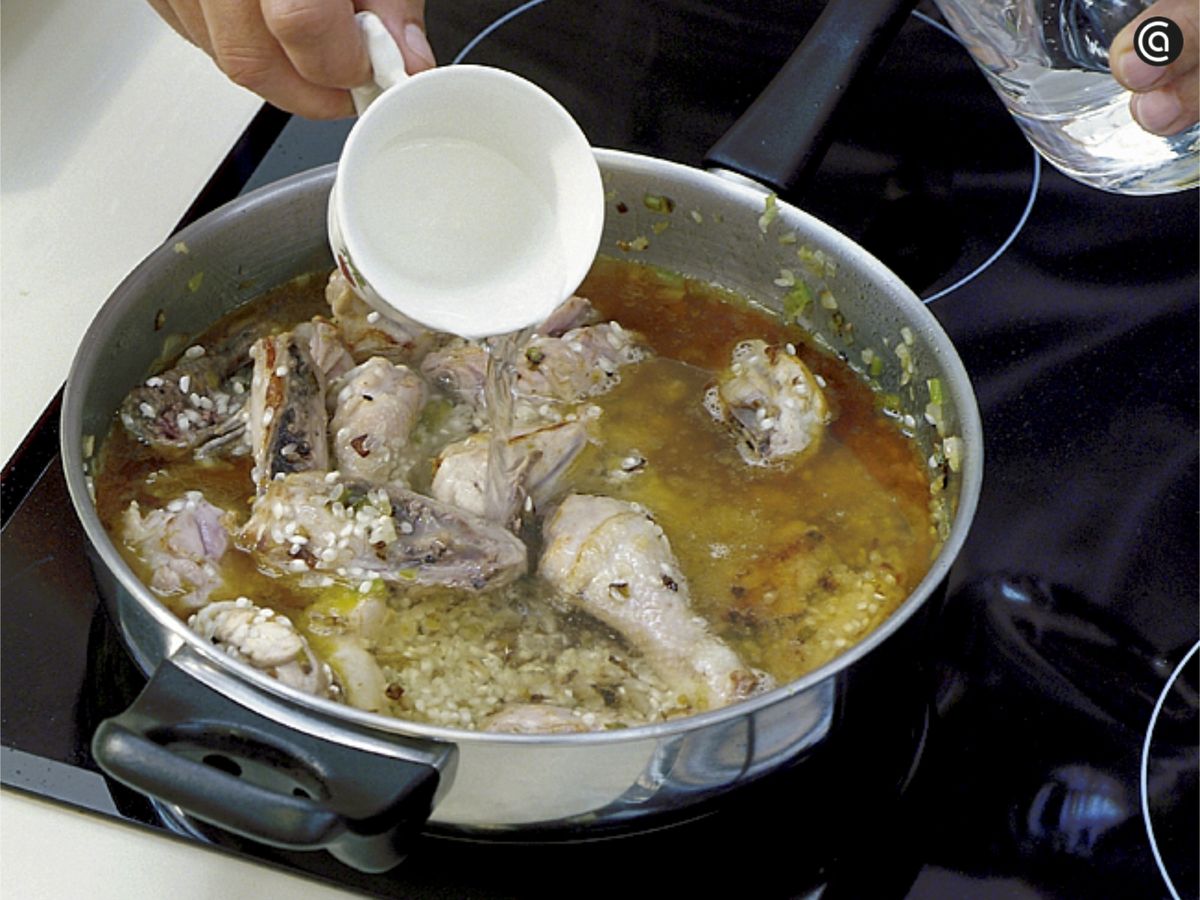 Vierte el agua y cocina durante 15-17 minutos