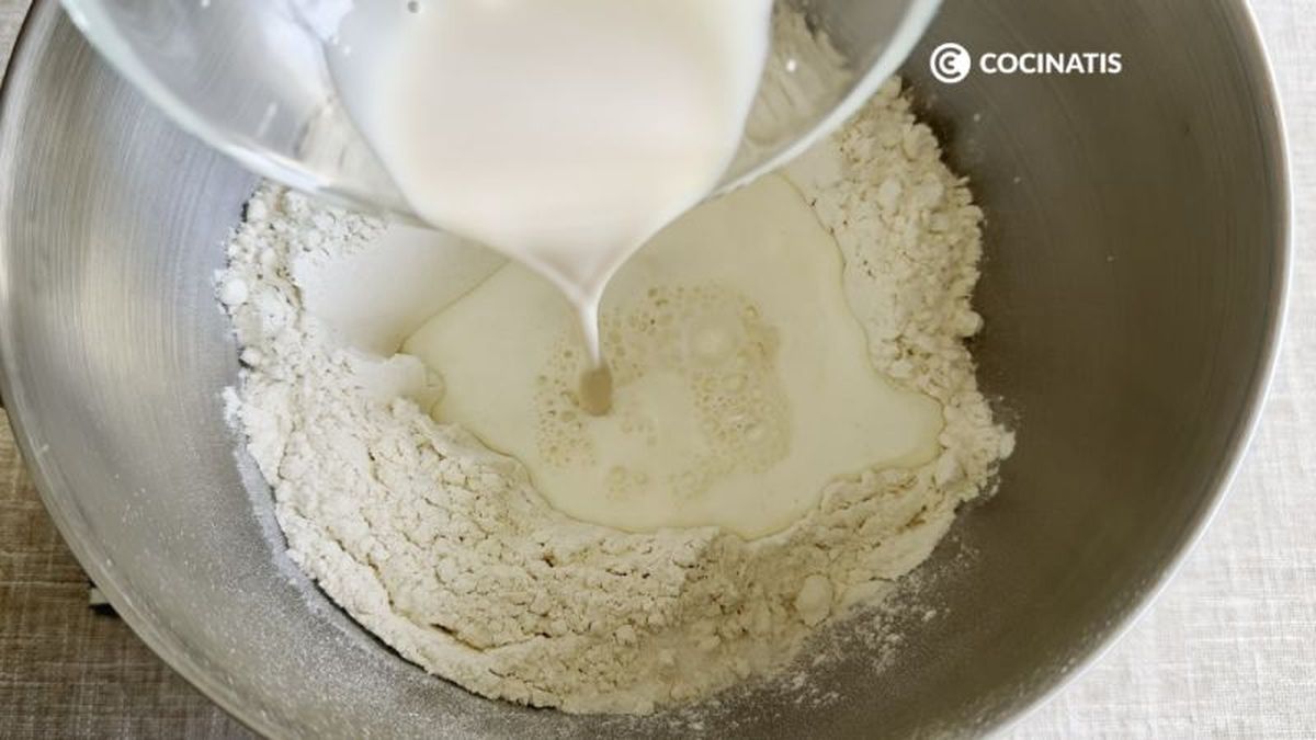 Ingredientes del pan de leche en amasadora