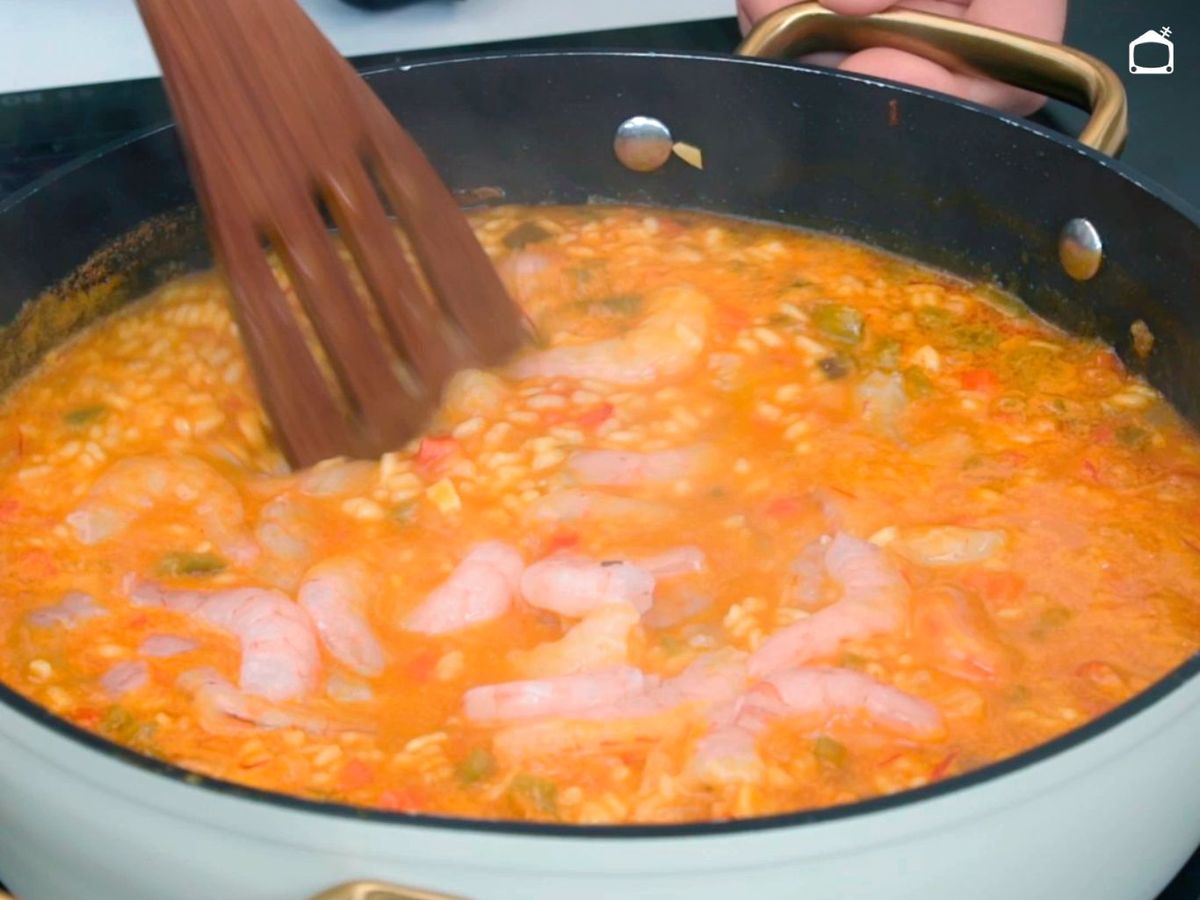 Incorpora las gambas al arroz caldoso