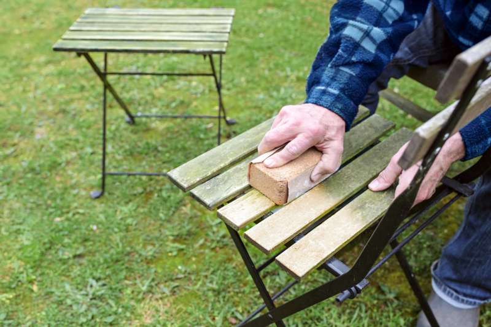 El barniz protege las sillas de madera de exterior El barniz protege las sillas de madera de exterior