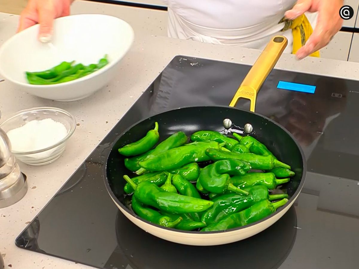 Dora los pimientos verdes en aceite