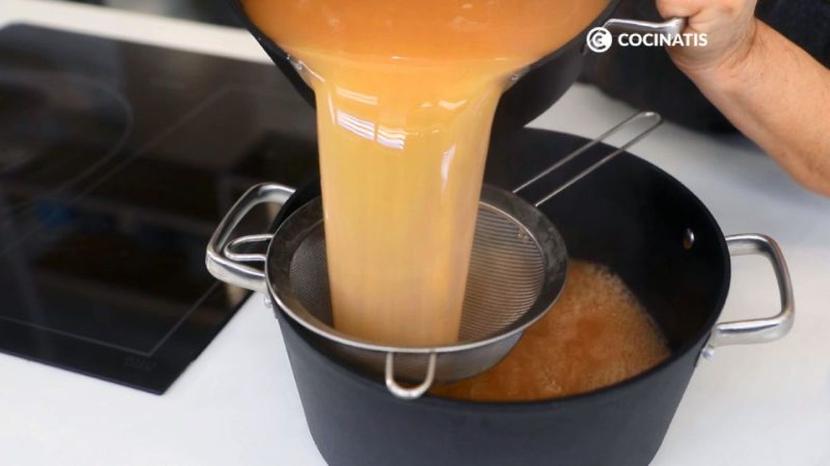 Colamos el fumet de gambas