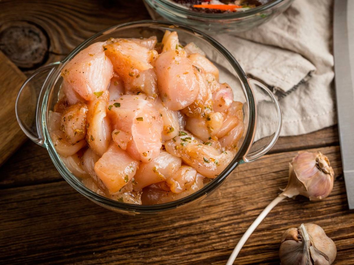 Marinar el pollo ayuda a que quede tierno y jugoso