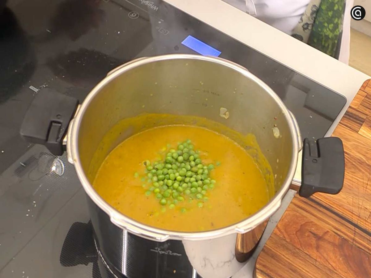 Tritura la salsa e incorpora los guisantes