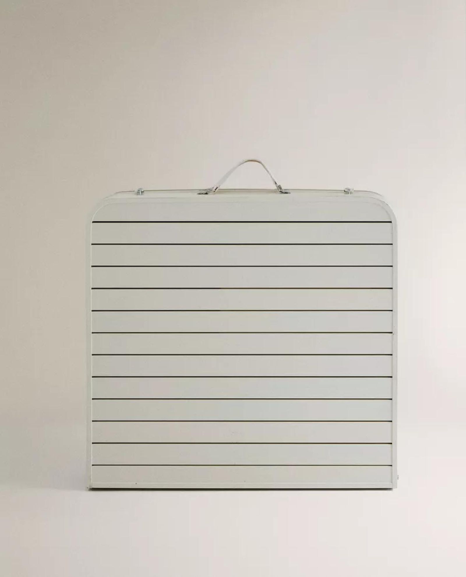 Mesa plegable con taburetes plegada en forma de maletín..
