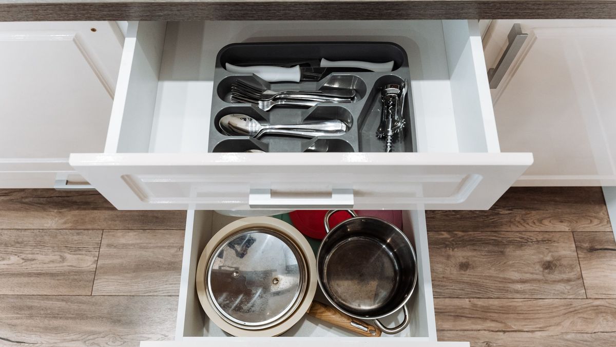 Los separadores verticale son útiles para ordenar ollas y sartenes