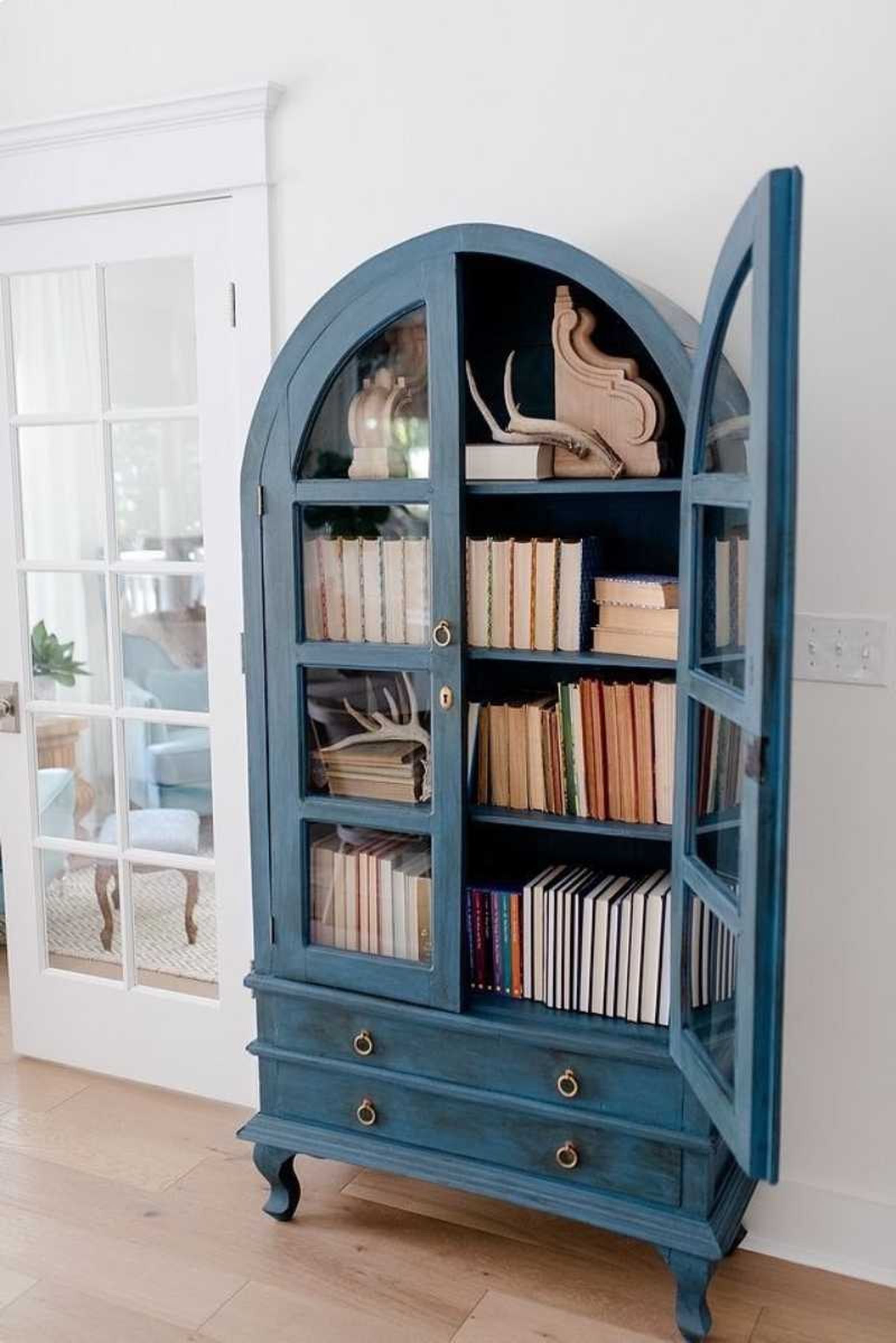 Mueble antiguo con forma de arco pintado con pintura a la tiza. Mueble antiguo con forma de arco pintado con pintura a la tiza.