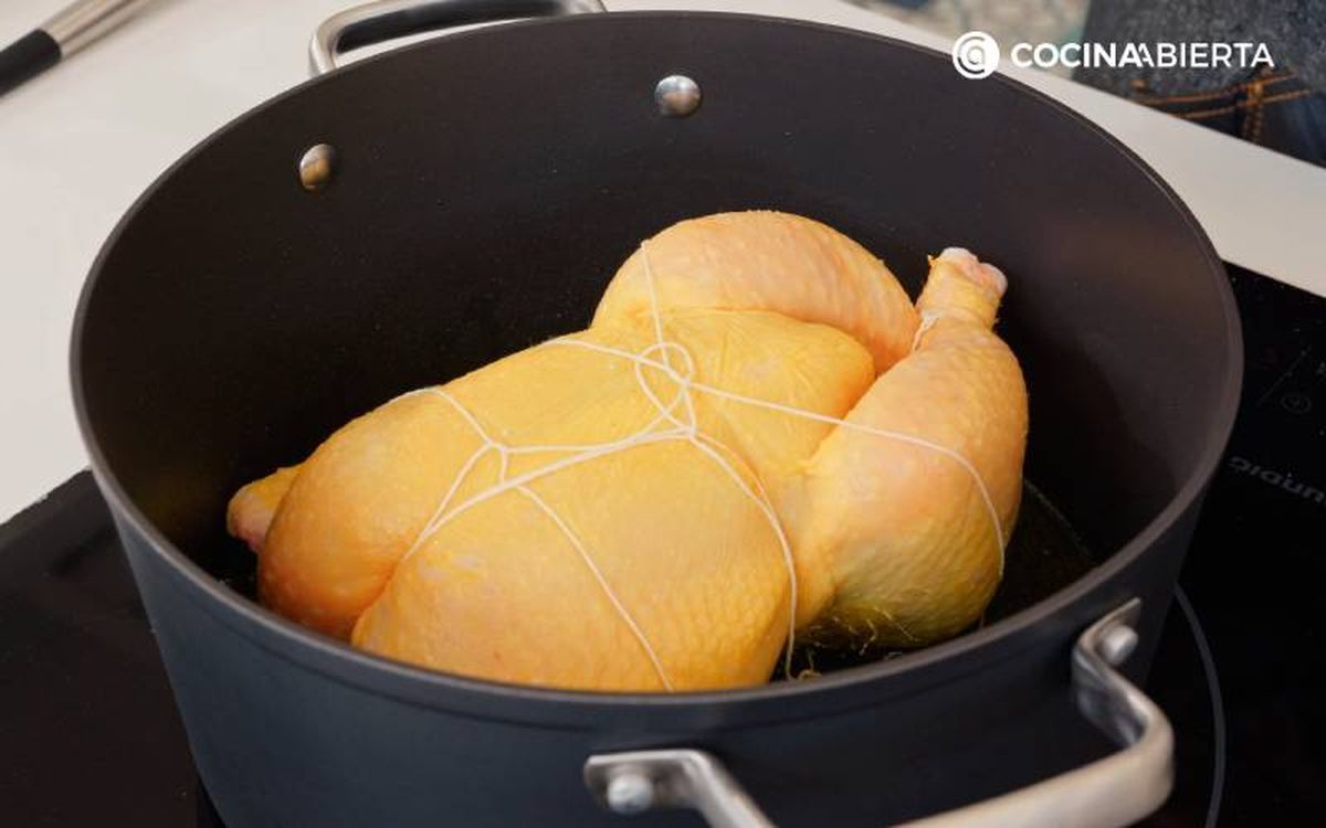 Elaboración de la receta de pollo con orejones y ciruelas - Dora el pollo entero bridado