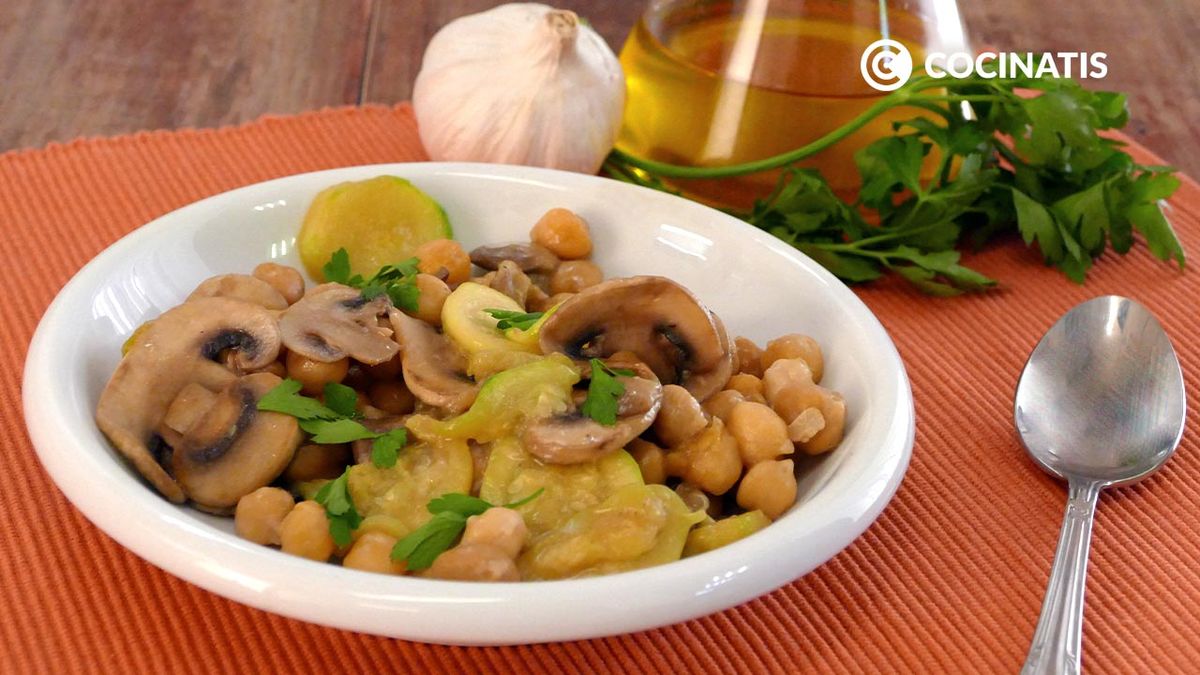 Garbanzos salteados con calabacín y champiñones