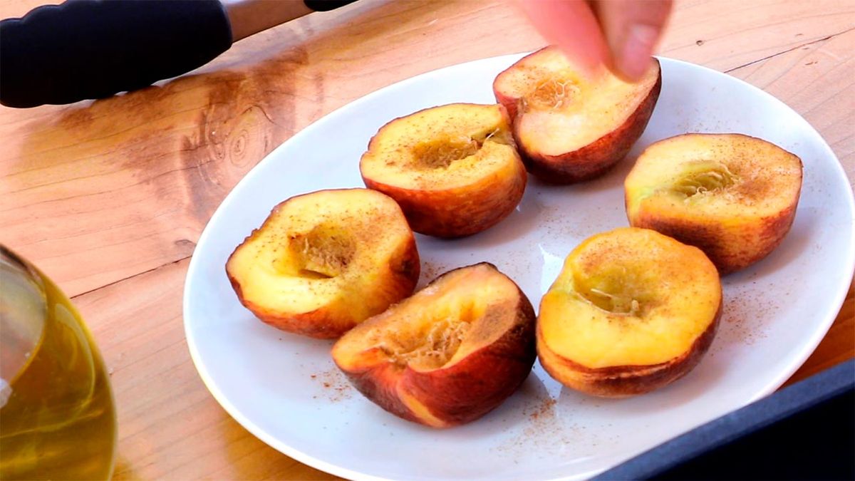 Receta de melocotón a la plancha con queso fresco, nueces y miel   paso 2