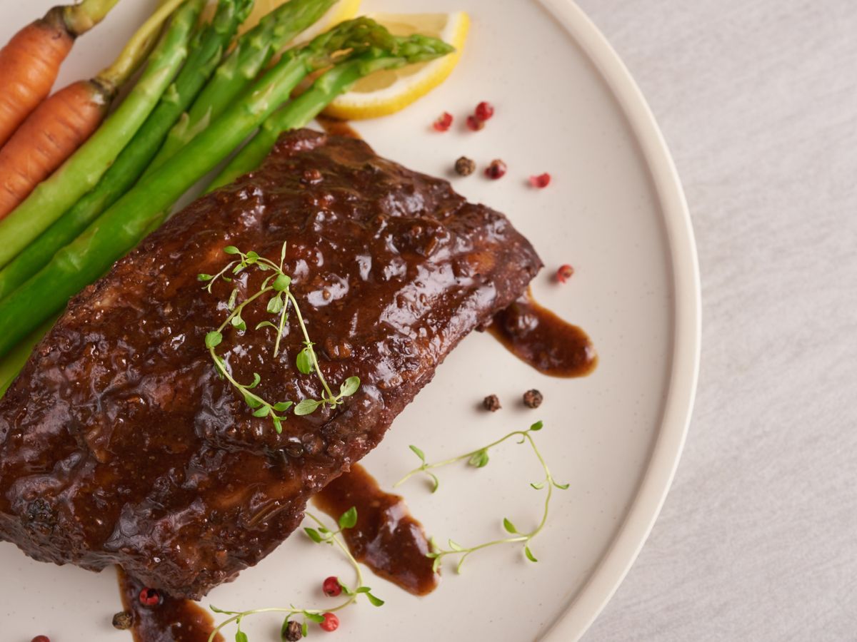 Una salsa de vino tinto puede transformar una carne asada en un plato lleno de sabor.