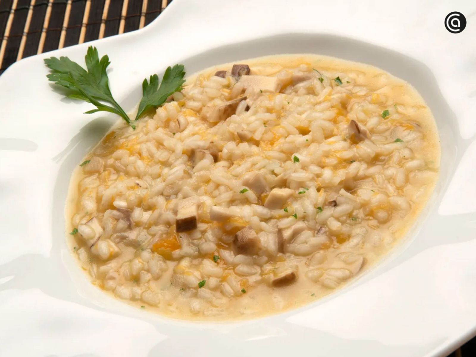 Un arroz meloso con sabor a otoño: calabaza y setas en perfecta armonía. Un arroz meloso con sabor a otoño: calabaza y setas en perfecta armonía.