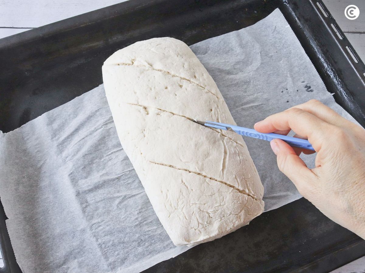Realizar cortes en la superficie del pan sin gluten antes de hornear